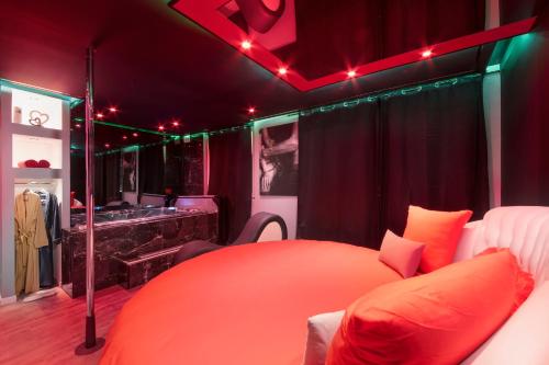 een slaapkamer met een bed en een kamer met een bad bij Secret Night II in Toulouse