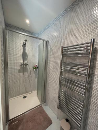 y baño con ducha y puerta de cristal. en Côt’et Calme en Saint-Malo