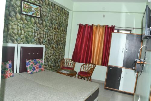 Cama o camas de una habitación en Hotel Mountain View And Rooftop Restaurant