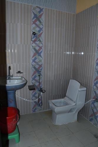Un baño de Hotel Mountain View And Rooftop Restaurant