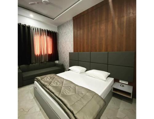 מיטה או מיטות בחדר ב-Hotel Prem Manor, Roorkee