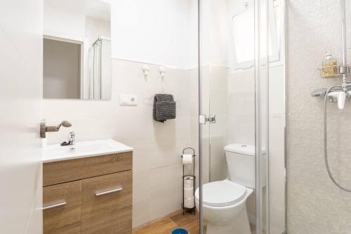 un bagno con wc e doccia in vetro di Serenity Chic Apartment City Center with FREE Wifi BY NAMASTE ELITE a Torremolinos