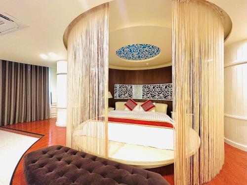 Postel nebo postele na pokoji v ubytování Viet Uc Hotel