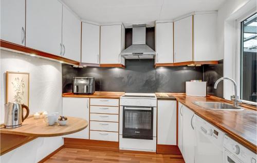 Η κουζίνα ή μικρή κουζίνα στο Cozy Home In Dronningmølle With Wifi