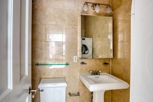 Koupelna v ubytování West Village 1br w skylight wd NYC-1028