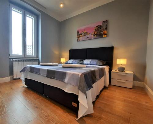 Un dormitorio con una cama grande y dos lámparas. en Great Opatija, en Opatija