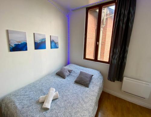 ein Schlafzimmer mit einem Bett mit zwei Handtüchern darauf in der Unterkunft La Vague Dorée - Hyper-Centre - 15 min de Rouen in Barentin