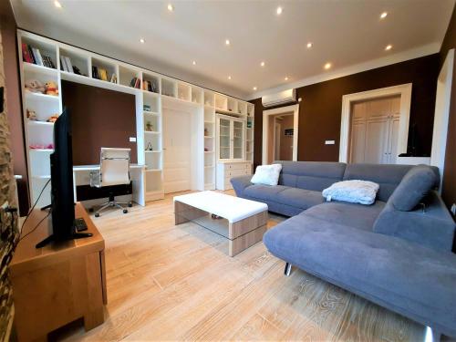 un soggiorno con divano blu e TV di Great Opatija a Opatija