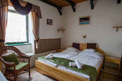 ein Schlafzimmer mit einem Bett mit Handtüchern darauf in der Unterkunft Piros Ponty Panzió in Poroszló