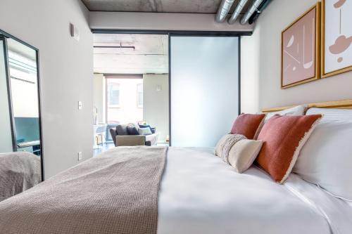 Downtown Studio w Gym WD walkable location SEA-47_2