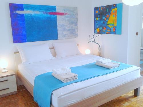 1 dormitorio con 1 cama con toallas en Rooms Josipa, en Rovinj