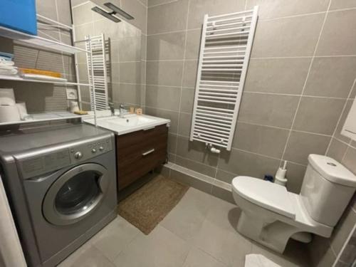 Kúpeľňa v ubytovaní Le Plessis Capitale - Appartement entier avec jardin
