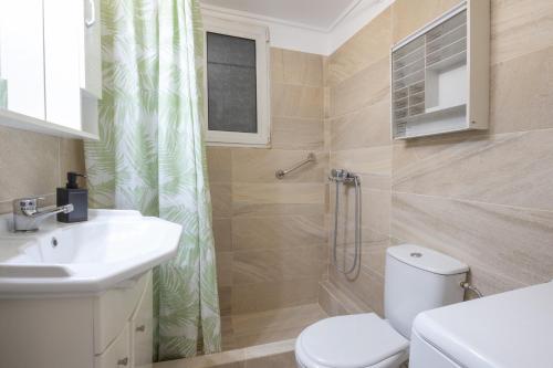 Spacious High-Ceiling 2-Bedroom by Acropolis Museum