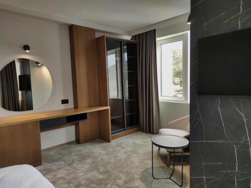 um quarto de hotel com uma cama e um espelho em Oaza Hotel em Stip
