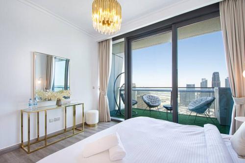 een slaapkamer met een bed en een groot raam bij Magnificent New 3 BR with Stunning View to Burj Khalifa & Fountain view in Dubai