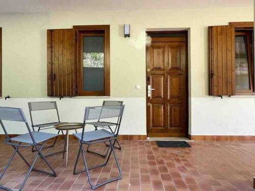 zwei Stühle und ein Tisch vor einem Gebäude in der Unterkunft NEU Suite Perlago, Whirlpool & Seeblick in Tignale