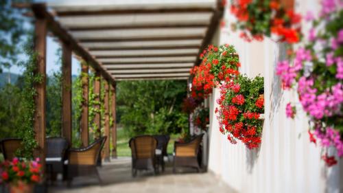 a row of chairs and flowers on a patio at Agriturismo La Pesca in Broccostella