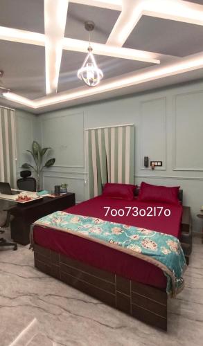 Кровать или кровати в номере Asha Home Stay Near Lucknow Airport