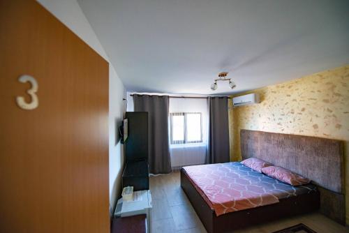 ナボダリにあるCasa Dumitrescuの小さなベッドルーム(ベッド1台、窓付)