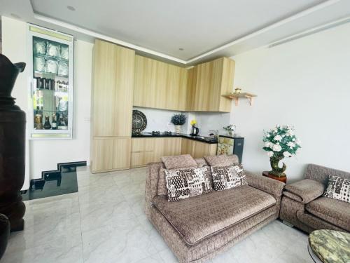 ein Wohnzimmer mit einem Sofa und einem Tisch in der Unterkunft Window 1 Hotel in Kon Tum (2)