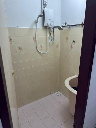 y baño con ducha y aseo. en Stay Padang Rengas en Padang Rengas