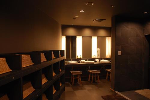a bathroom with a row of sinks and mirrors at Hakone Suimeisou in Hakone