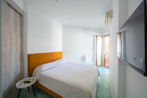 1 dormitorio con cama y mesa pequeña en Dependance Panorama, en Maiori