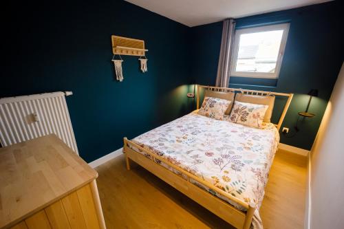 ein kleines Schlafzimmer mit einem Bett und einem Fenster in der Unterkunft Gîte La Petite Ourse in Andenne