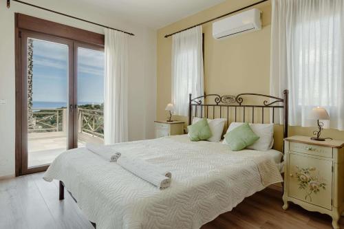 ゲラニにあるEmmaの海の景色を望むベッドルーム1室(大型ベッド1台付)