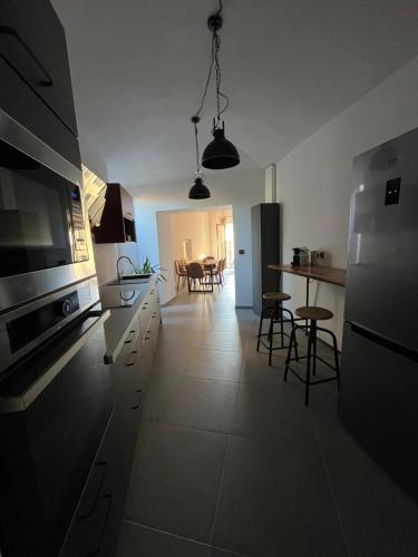 une cuisine et une salle à manger avec une table dans l'établissement Les Vans - Charmant appartement au cœur du village, aux Vans