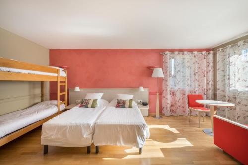 ヴィルフランシュ・シュル・ソーヌにあるHôtel Newportの赤い壁のベッドルーム1室(ベッド1台付)