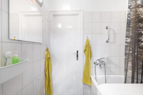 een badkamer met een douche, een bad en een wastafel bij Central Studio Apartment in Székesfehérvár