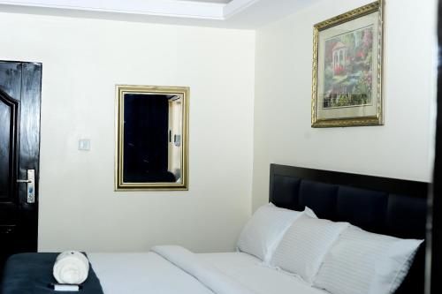 Tempat tidur dalam kamar di Mariners Suites Lagos