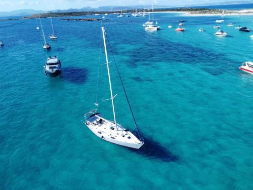 an aerial view of a sail boat in the water at Velero Beneteau Gybsea 50 in Ibiza Town