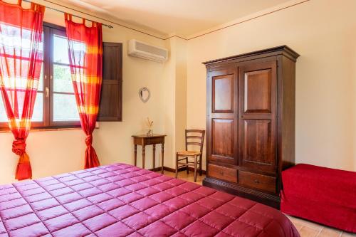 sypialnia z fioletowym łóżkiem i oknem w obiekcie Calla w mieście Montecarlo