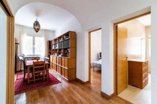 Knihovna v apartmánu