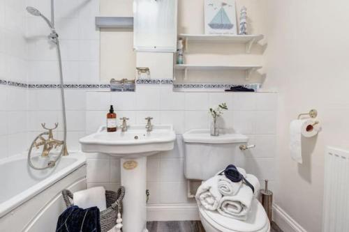 un bagno bianco con lavandino e WC di Stylish Cottage - Parking - Garden - Sleeps 6 a Cambridge