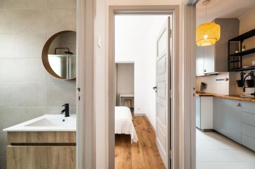 Ένα μπάνιο στο Minimalist Apartment In Caldas