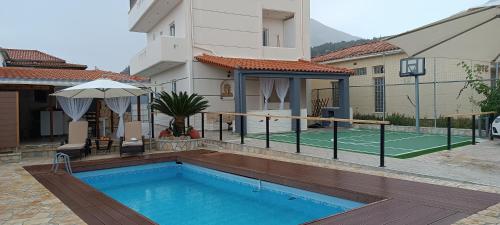 - une piscine dans une maison avec un court de tennis dans l'établissement Local Paradise Xilokastro, à Xylokastro