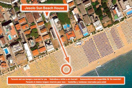 einen Blick über den Strand mit rotem Pfeil in der Unterkunft Jesolo Sun Beach House - Host Solution in Lido di Jesolo