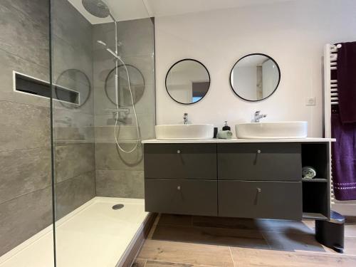 une salle de bain avec deux lavabos et une douche dans l'établissement Les Vans - Charmant appartement au cœur du village, aux Vans