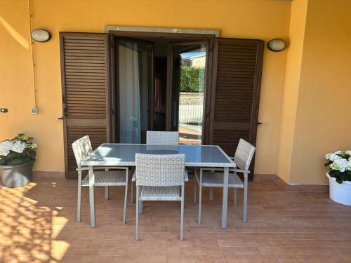 una mesa azul y sillas en un patio en La Casa di Maurizio en Montefiascone