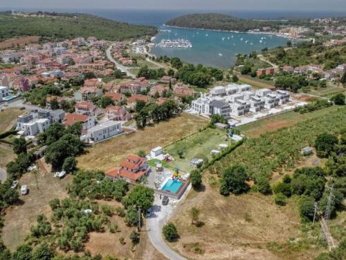 uma vista aérea de uma propriedade de resort com uma piscina em Mobile Homes Karlo & Dino em Pula