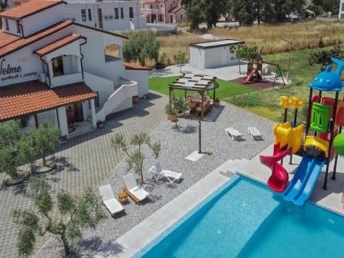 ein Haus mit einem Pool und einem Spielplatz in der Unterkunft Mobile Homes Karlo & Dino in Pula