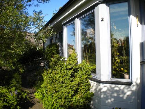 Fotografie z fotogalerie ubytování Villa med blommande trädgård, centralt Båstad v destinaci Båstad