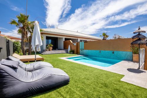 an inflatable pool in a yard next to a house at ON Village in Matalascañas