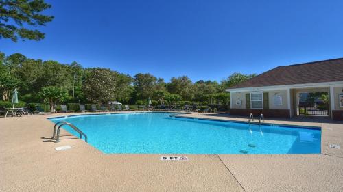 una gran piscina frente a una casa en 531 River Crossing Home, en North Myrtle Beach