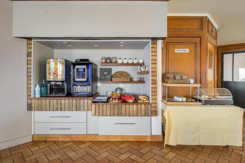 Kuchyň nebo kuchyňský kout v ubytování Hôtel Newport