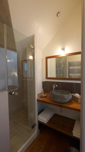 une salle de bain avec un lavabo et une douche dans l'établissement Villa Mané Lann Maison d'hôtes & spa, à Carnac