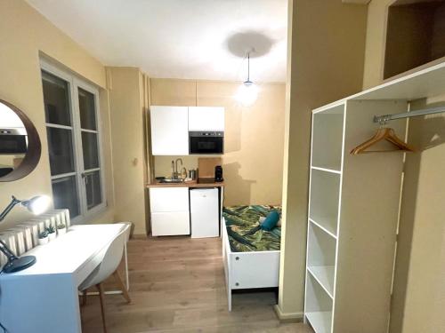 une petite chambre avec une cuisine et une chambre avec une table dans l'établissement Petit Studio Centre-Ville n°6, à Besançon